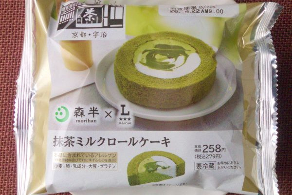 抹茶クリームとミルククリームを巻き上げて抹茶ソースを添えたロールケーキ。