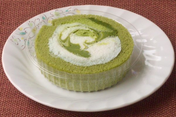 抹茶色の生地に囲まれた、緑と白のクリーム。