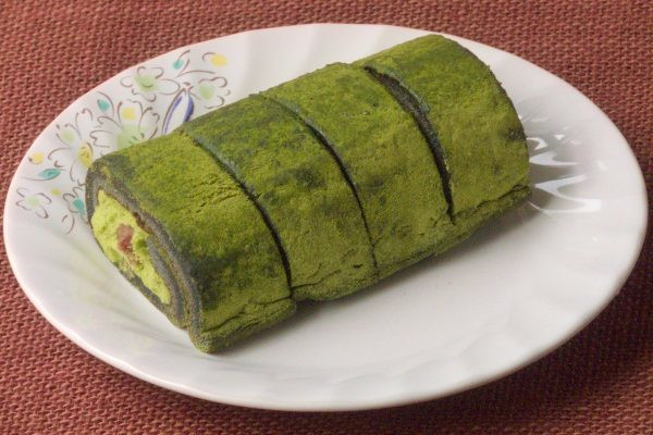 黒いもち生地で巻かれたロールケーキ。