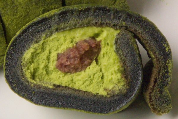 鮮やかな緑のホイップの中にぽってりあんこ。