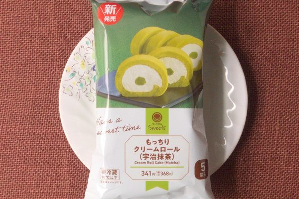 抹茶ソース、抹茶ホイップを、もちもち抹茶生地で巻いた細巻きロールケーキ。