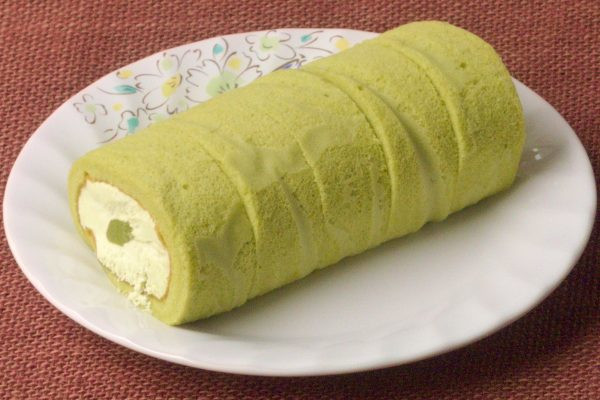 明るい抹茶色の生地で巻かれたロールケーキ。