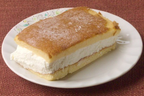 その姿はまるでカステラでバニラアイスをサンドしたかのよう。