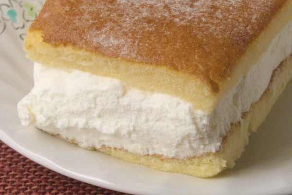 スポンジの間からはみ出す暴力的ボリューム。