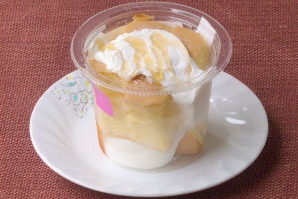透明カップに詰まったダイスカットのシフォンケーキ。
