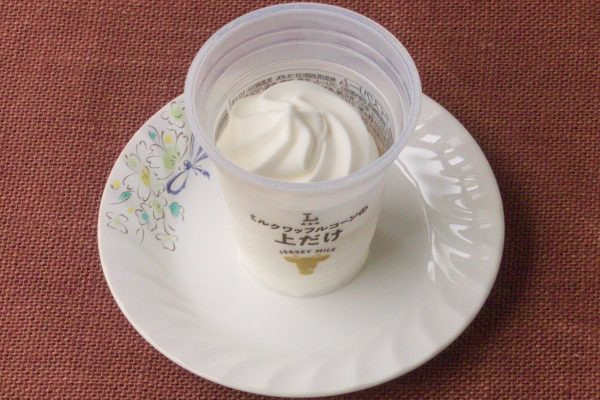 渦巻くように絞り出されたミルクアイス。