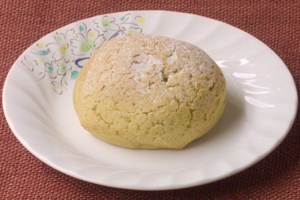 薄い緑みがかったクッキー生地をかぶせられたシュー。