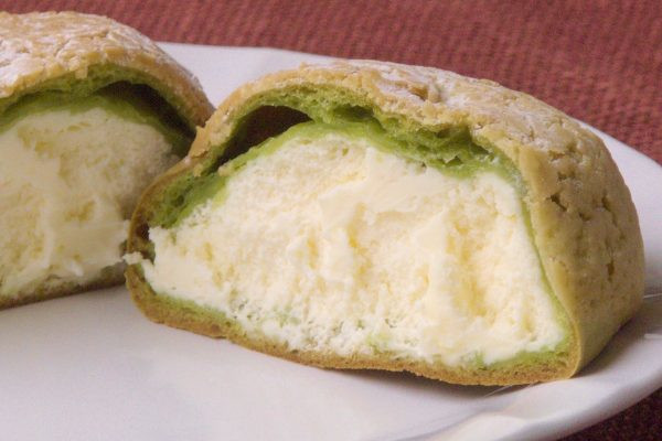 メロン色のシューの中にはぽってりクリーム色が詰まっています。