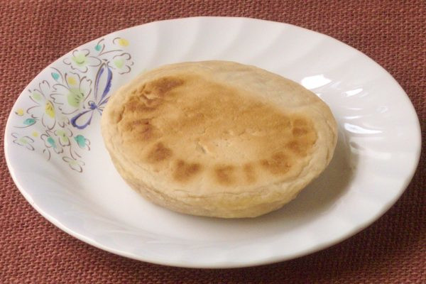 平たい生地に香ばしい焼き目がついています。