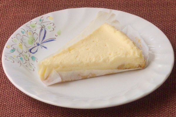 食べごろサイズにカットされたワンピースチーズケーキ。