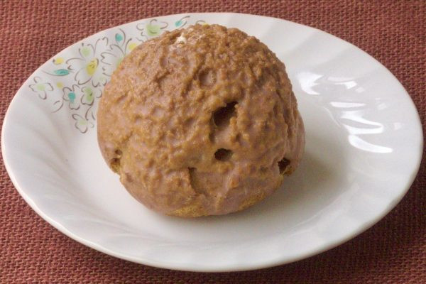 クッキー生地とチョココーティングに覆われたゴツゴツ丸いシュークリーム。