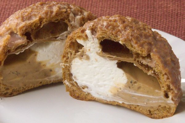 ザクザクシューの中には純白ホイップと茶葉入り紅茶クリーム。