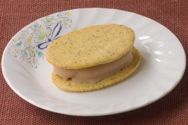 楕円形のビスケットでミルクティー色のクリームをサンド。