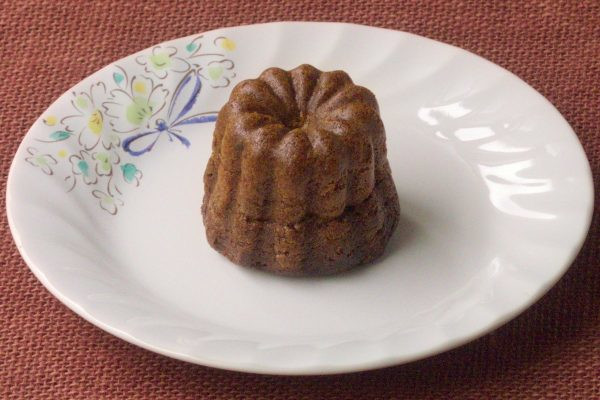 焦げ茶にしっかり焼き目のついたカヌレ。