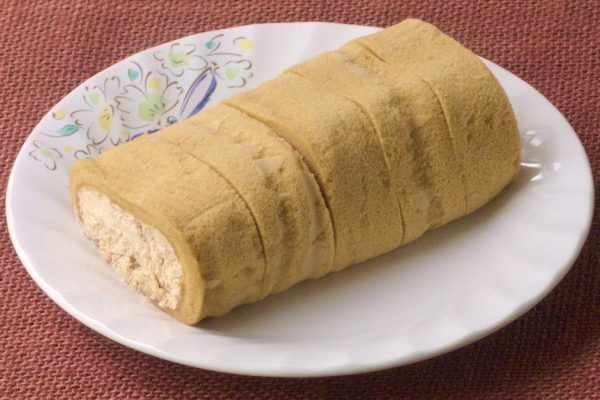 カフェオレ色のロールケーキ。