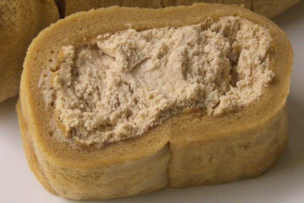 カフェオレ色のしっとり生地の中にホワイトモカ色のぽってりホイップが詰まっています。