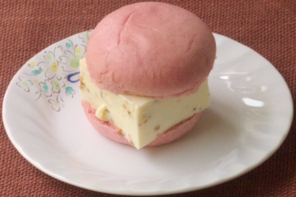 ピンク色のバンズで四角いレアチーズをサンド。