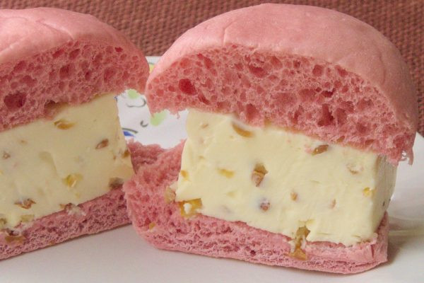 分厚いレアチーズには、アーモンドとオレンジピールが練り込まれています。