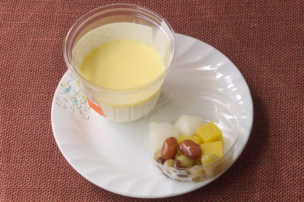 豆、白玉、芋ようかんなどが中蓋に乗せられています。