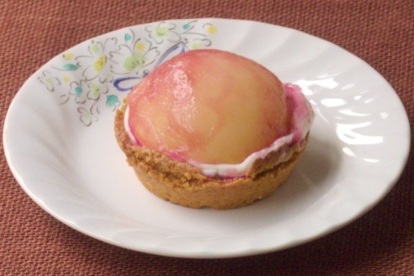 タルトの上にハーフカットの桃がまるごと乗っかっています。