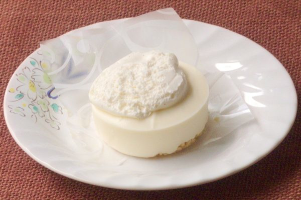 クランブルを土台とした厚手のレアチーズケーキ。