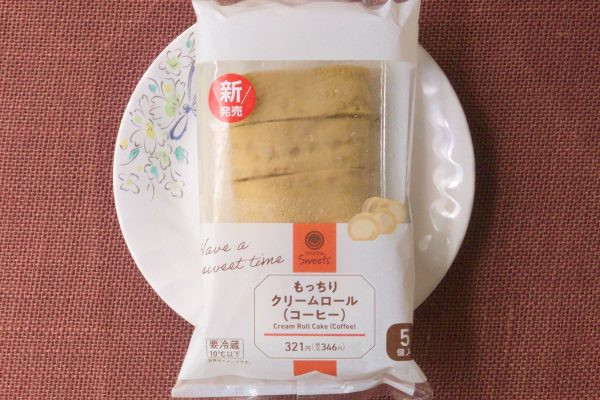 コーヒーホイップをもっちりコーヒー生地で巻いた一口サイズロールケーキ。
