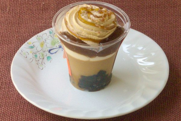 カップの中にはミルクティ色のホイップと黒糖ソース。