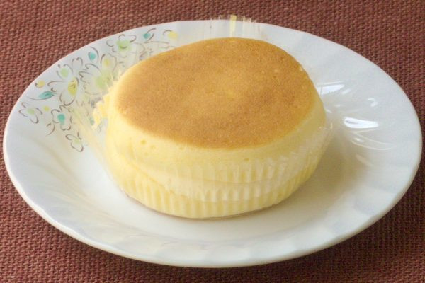 黄色いふっくらスフレでカスタードホイップをサンド。