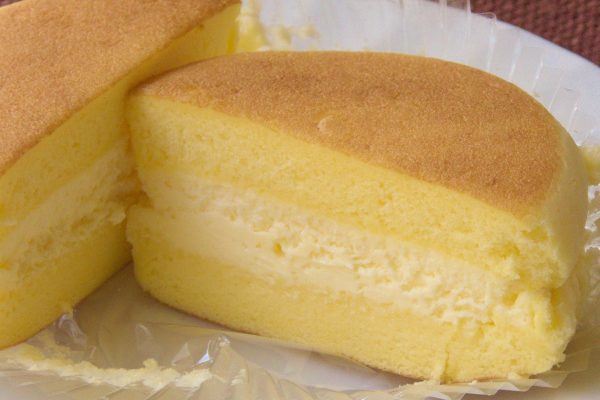 しっとりきめ細かい生地の間にはふんわりカスタードホイップ。