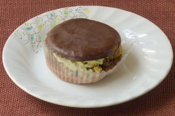 チョコがけクッキーで薄緑のフィリングをサンド。