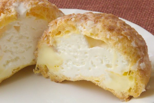 シューの中には純白のホイップと、黄色がかったミルククリーム。