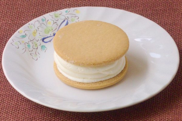 飾り気のないフラットな円形ビスケットでクリームをサンド。