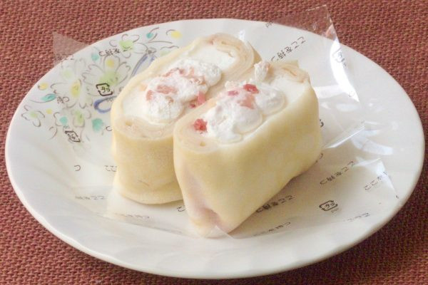 四角く巻き上げられたクレープを半分にカットしてあります。