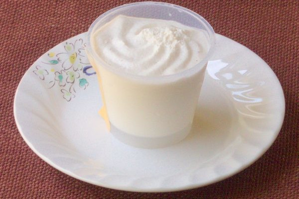 カップの中にはホイップが渦巻くように絞られています。