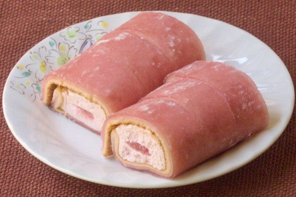 パステルピンクのもち食感ロール。