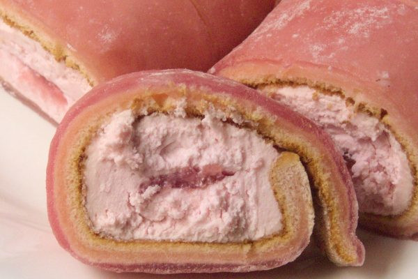 パステルピンクのクリームの中央に、いちご色のわらび餅。