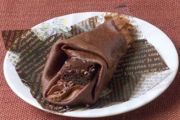 チョコ色の生地でふんわりフィリングを包んであります。