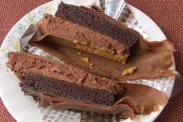 クレープの中にはガトーショコラとチョコクリーム、そしてクランチ入り。