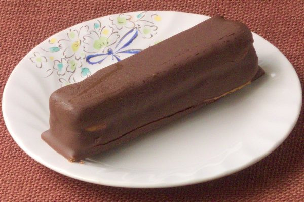 チョココーティングが艶やかなスティック状のケーキ。