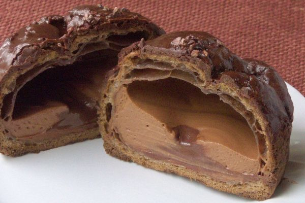 シューの中にはチョコクリームとチョコペースト入り。