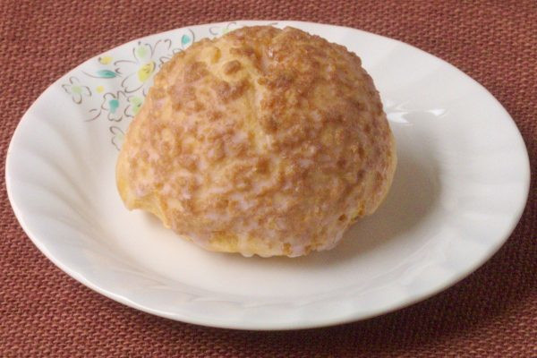 クッキー生地をかぶった球形のシュー。