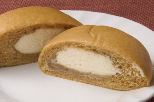 中までカフェオレ色の生地の中にはちょっと濃いめのクリームとうっすら茶色がかったホイップ。