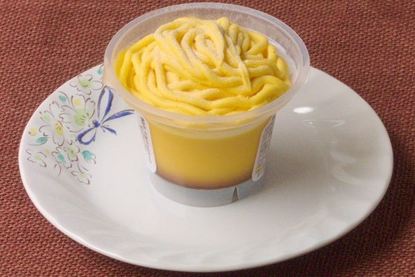 カップの中にはモンブラン風に絞りだされたかぼちゃクリーム。