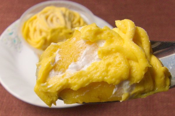 モンブランクリームの下には純白ホイップと、とろりなめらかかぼちゃプリン。