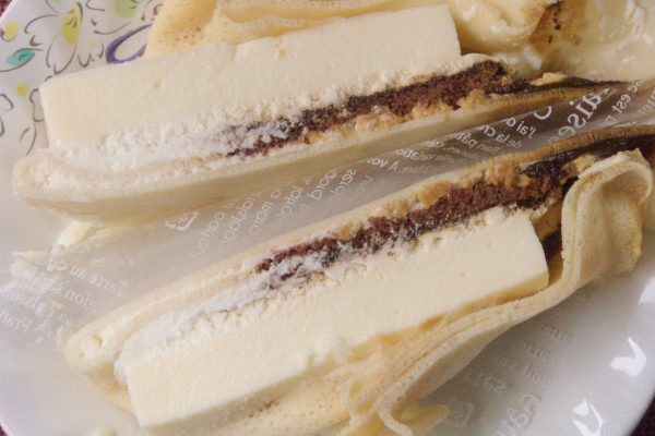 クレープの中にはコーヒーが染み込んだココアスポンジ。