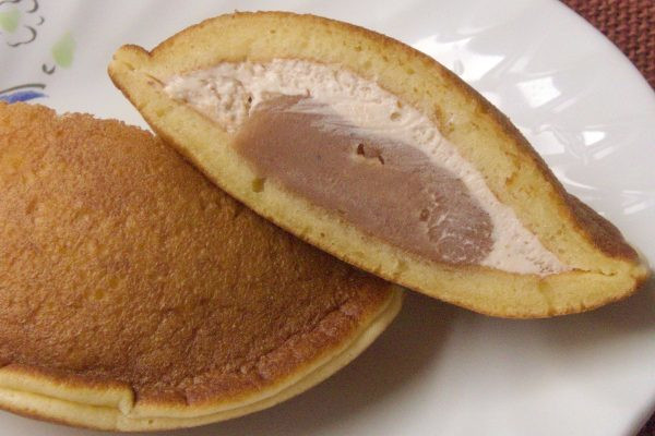 生地の中にはぽってりマロン色の餡と、うっすら茶色がかったホイップ。