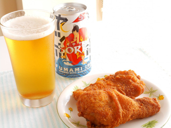 黄金チキン（手前：骨つき、奥：骨なし）ともに税込190円。　SORRY UMAMI IPA　税込288円。